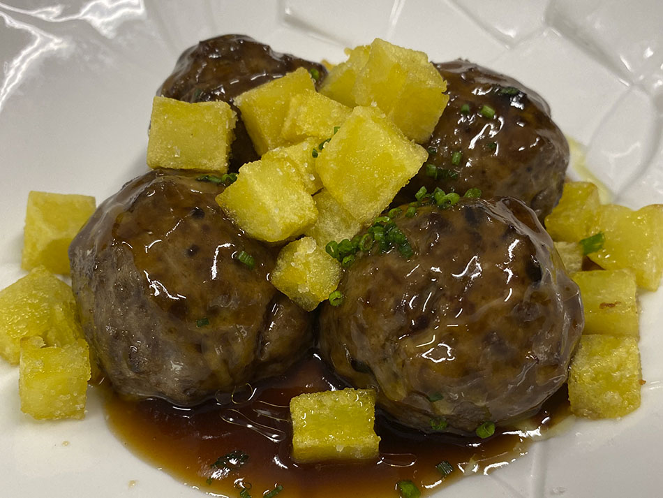 Mandonguilles, romesco, patata